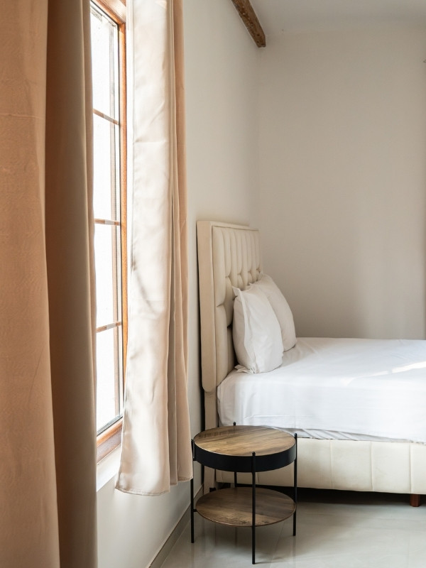 batelle-chambre-1-2 Hébergement de charme Arles - Domaine de la Batelle - Appartement 1 - Salon