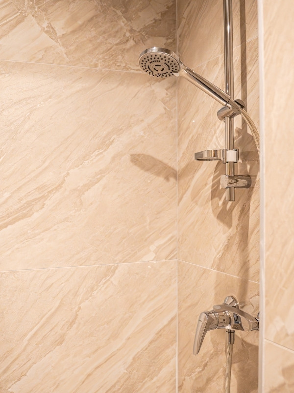 batelle-chambre-sdb-2 Hébergement de charme Arles - Domaine de la Batelle - Appartement 2 - SDB