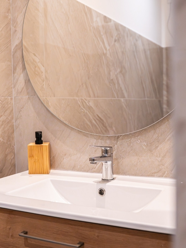 batelle-sdb-1 Hébergement de charme Arles - Domaine de la Batelle - Appartement 1 - SDB