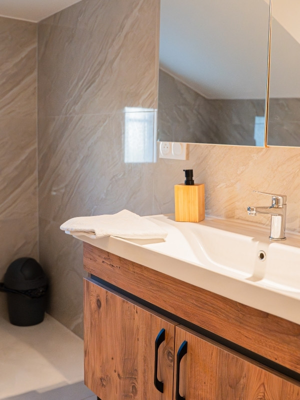 batelle-sdb-2 Hébergement de charme Arles - Domaine de la Batelle - Appartement 2 - SDB